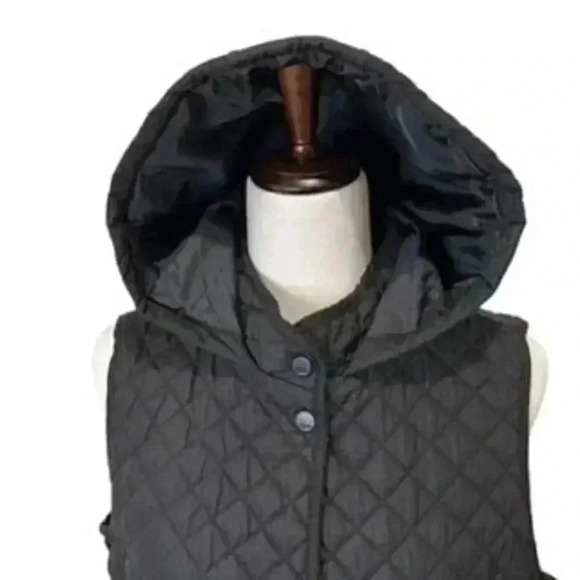 GH Bass Woman’s Hooded‎ Quilted Snap Front Vest Size Medium - Picture 2 of 12